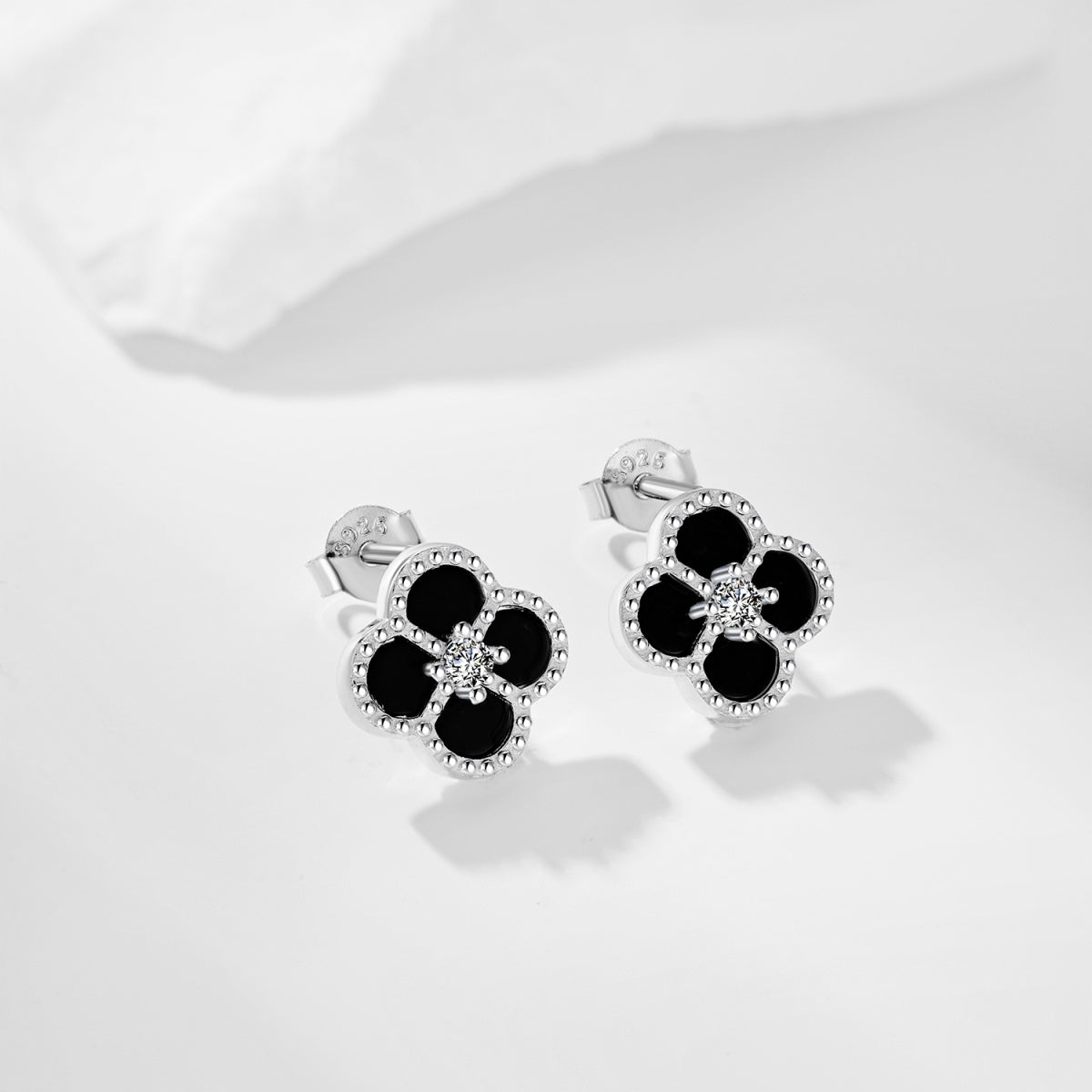 [Luxe Jewels]四つ葉のクローバーの花の形の絶妙なイヤリング