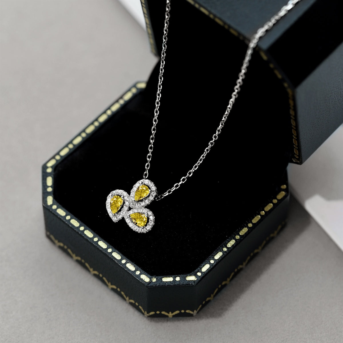 [Luxe Jewels]Elegant Flower Shape Pear Cut Necklace