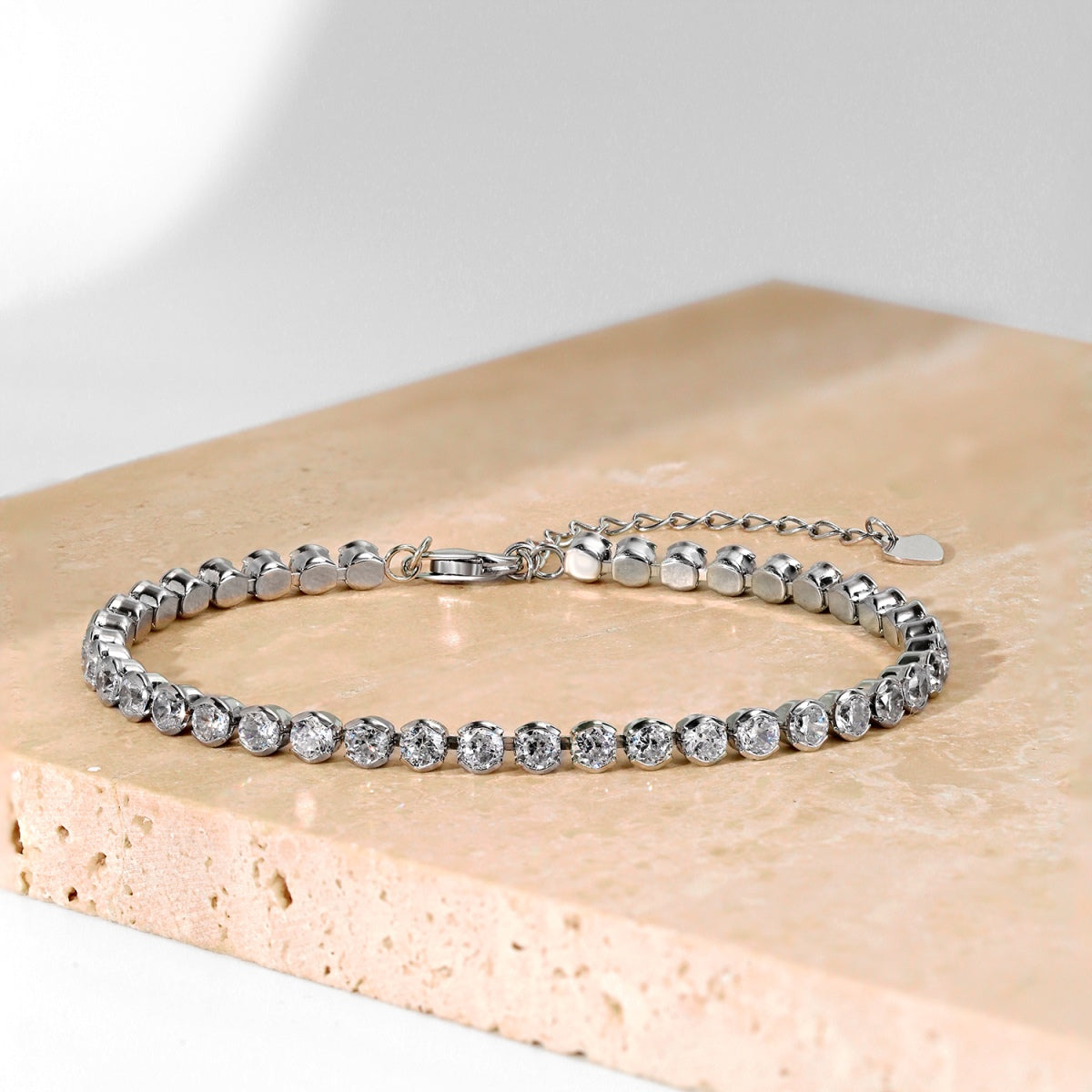 [Luxe Jewels]Ornate  Sparkling Round Cut Daily Bracelet