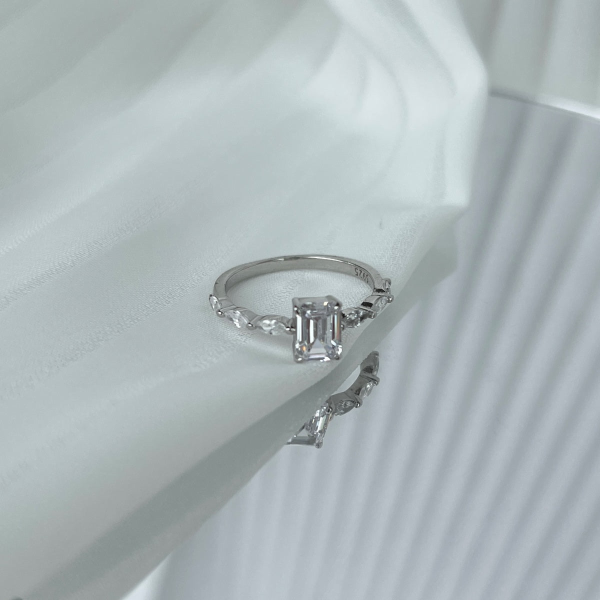 [Luxe Jewels]1.0 Carat Dainty Resplendent Radiant Cut Daily Ring