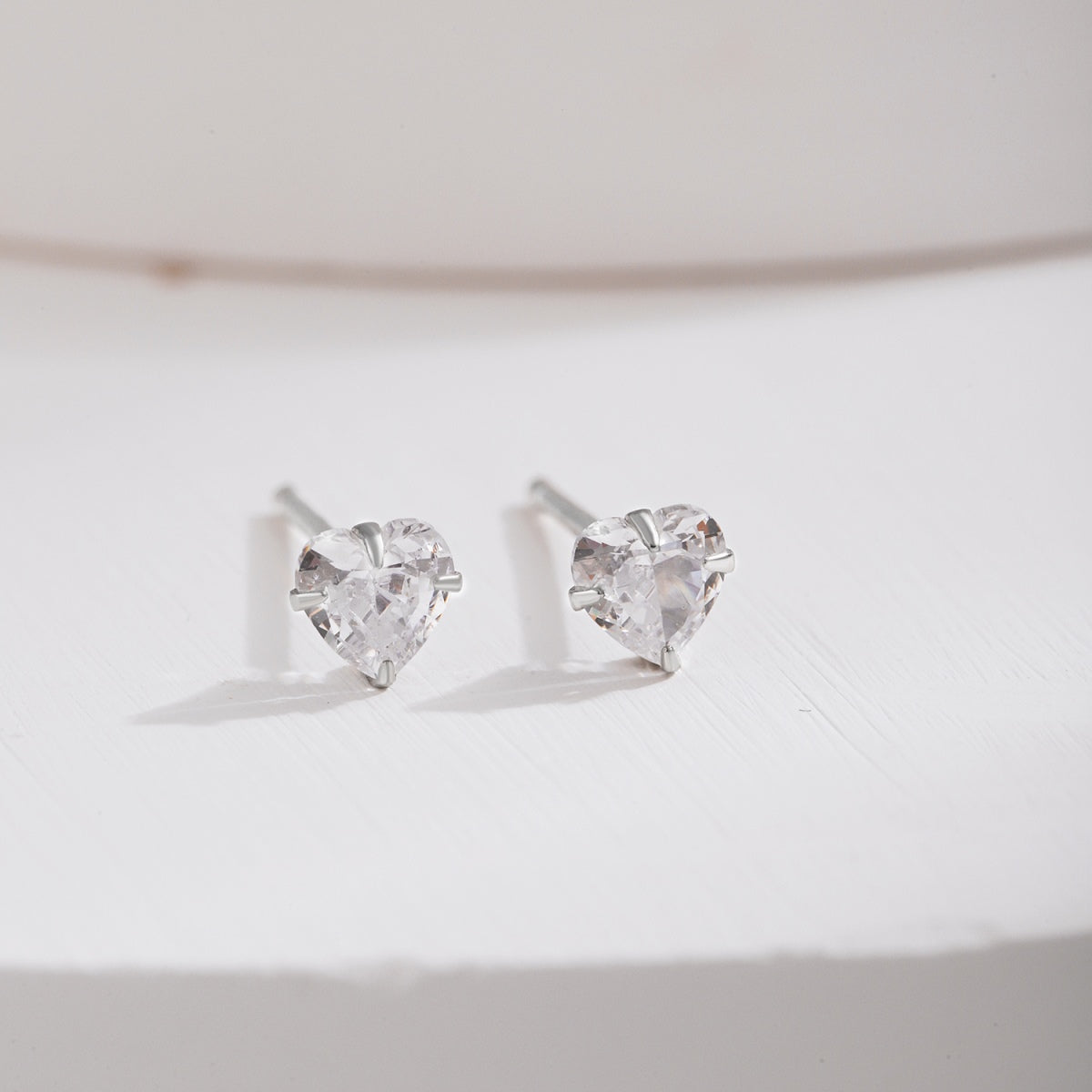 [Luxe Jewels]Sparkling Heart Shaped Simple Earrings