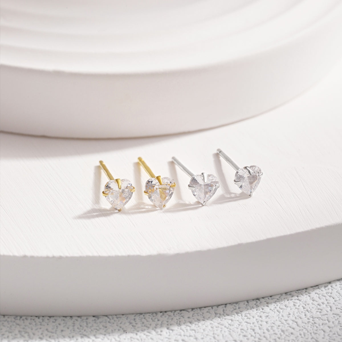 [Luxe Jewels]Sparkling Heart Shaped Simple Earrings