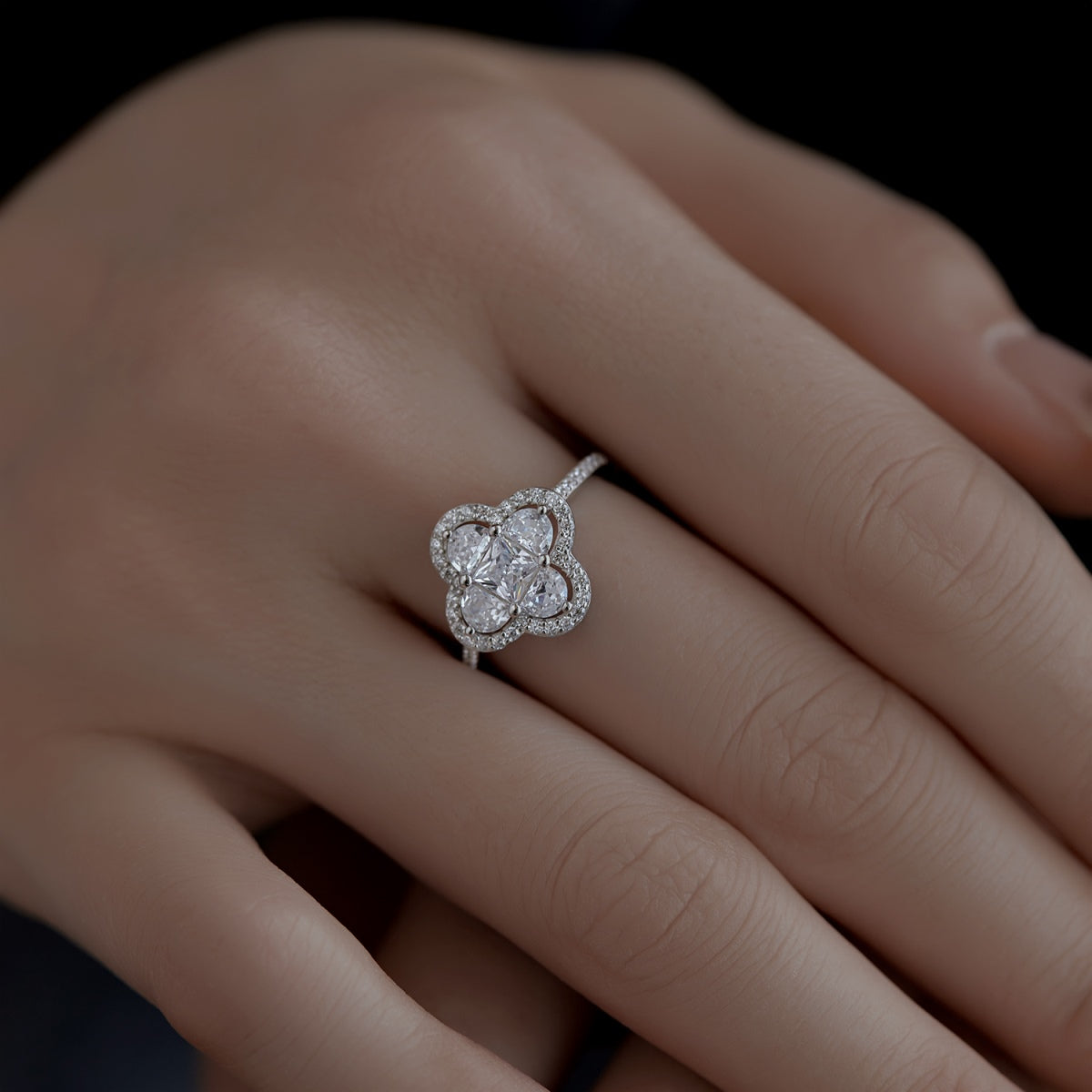 [Luxe Jewels]Luxurious Eternity Flower Shape Banquet Ring