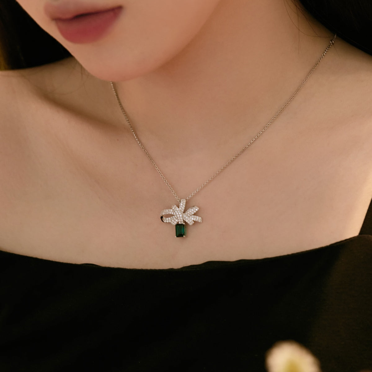 [Luxe Jewels]Luxurious Flower Shape Emerald Cut Necklace