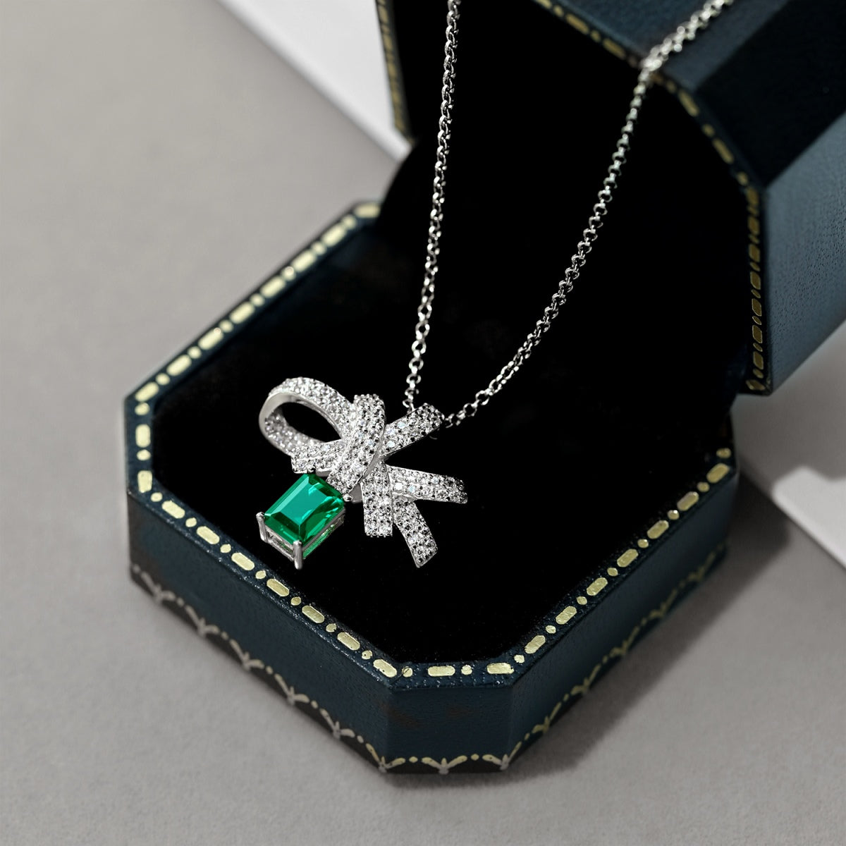 [Luxe Jewels]Luxurious Flower Shape Emerald Cut Necklace