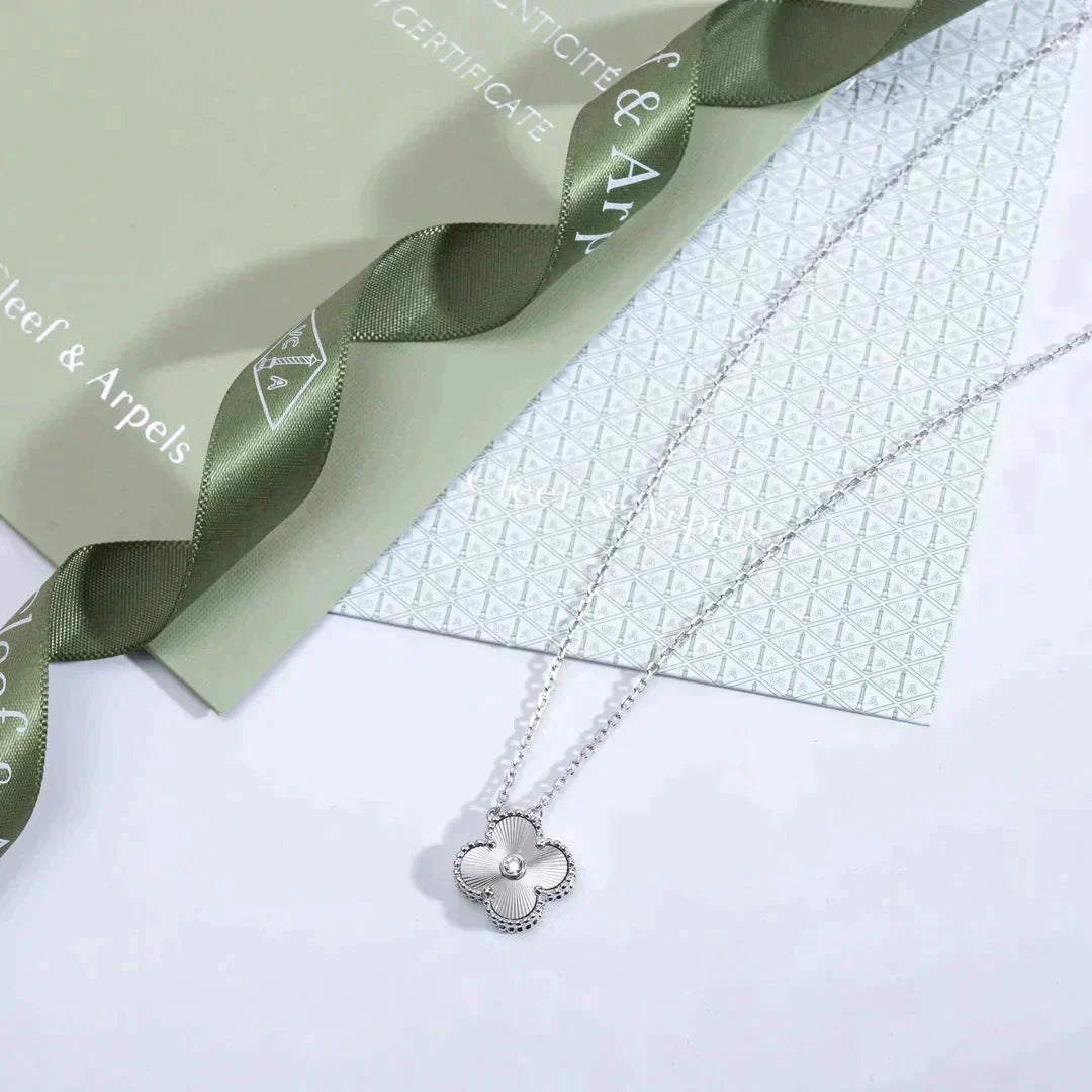 [Luxe Jewels]CLOVER  15MM DIAMOND LASER NECKLACE SILVER