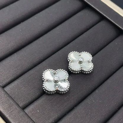 [Luxe Jewels]CLOVER MINI 9.5MM LASER EARRINGS