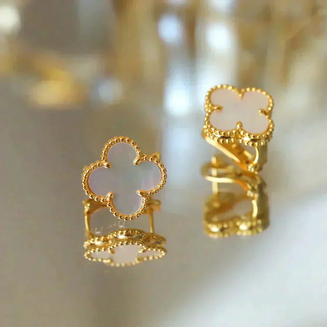 [Luxe Jewels]CLOVER MEDIUM 1 MOTIFS  WHITE MOP STUD EARRINGS