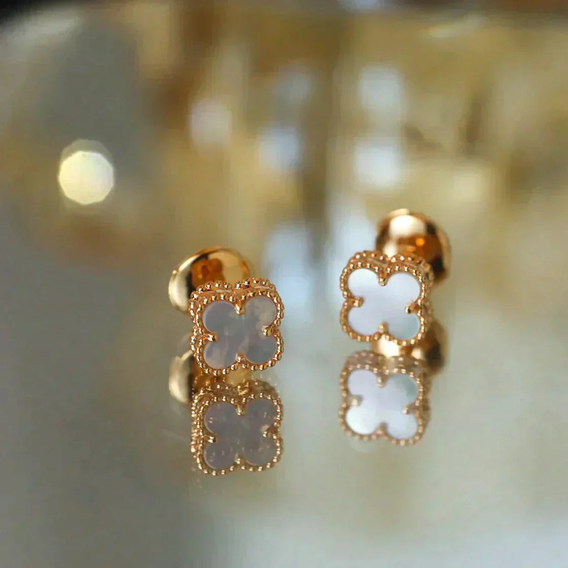 [Luxe Jewels]CLOVER MINI 9.5MM WHITE MOP EARRINGS