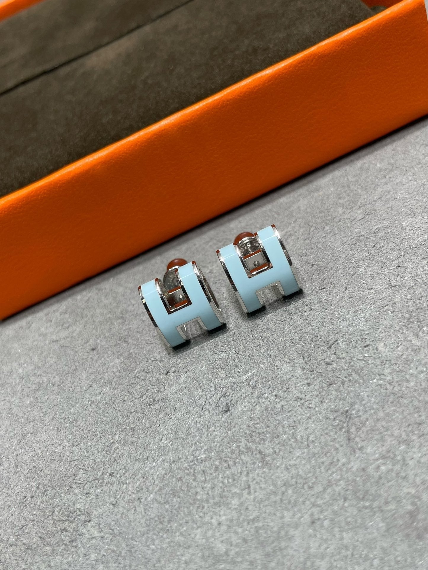 [Luxe Jewels]POP H SKY BLUE STUD EARRINGS