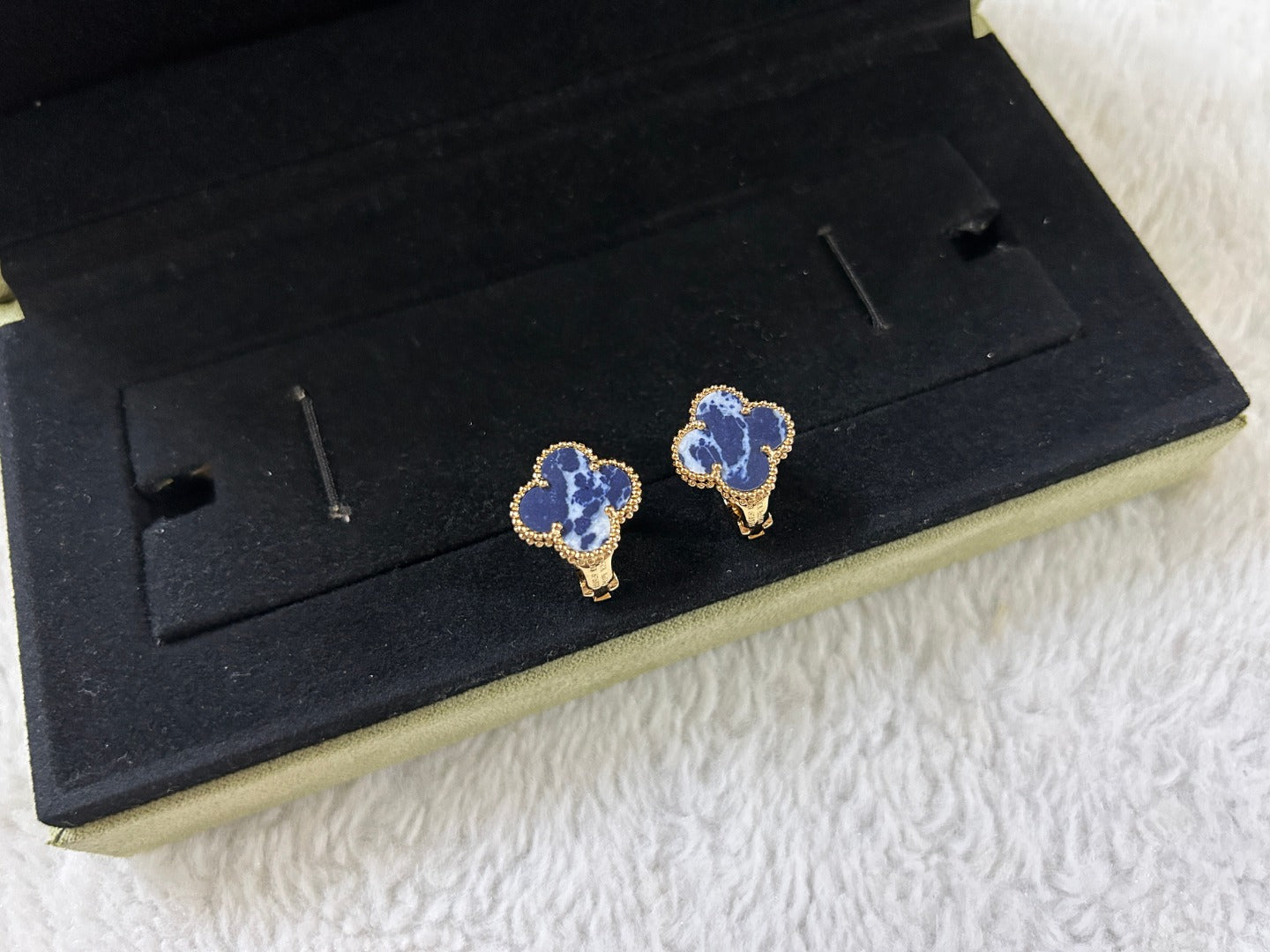 [Luxe Jewels]CLOVER PIETERSITE MEDIUM STUD EARRINGS