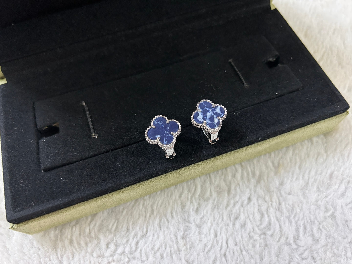 [Luxe Jewels]CLOVER PIETERSITE MEDIUM STUD EARRINGS