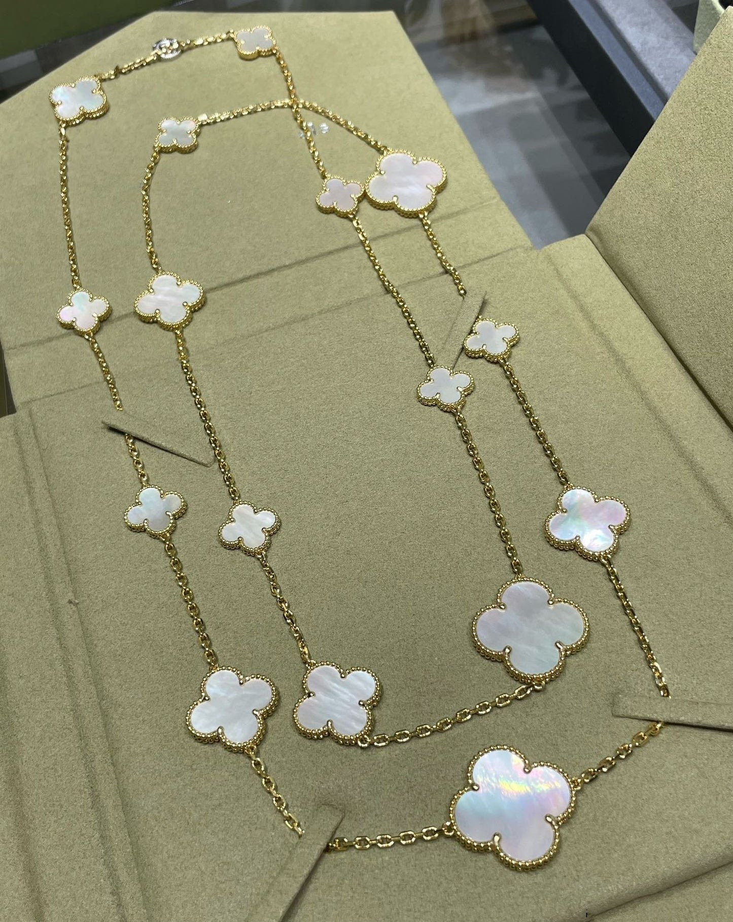 [Luxe Jewels]CLOVER 16 MOTIF WHITE MOP GOLD NECKLACE