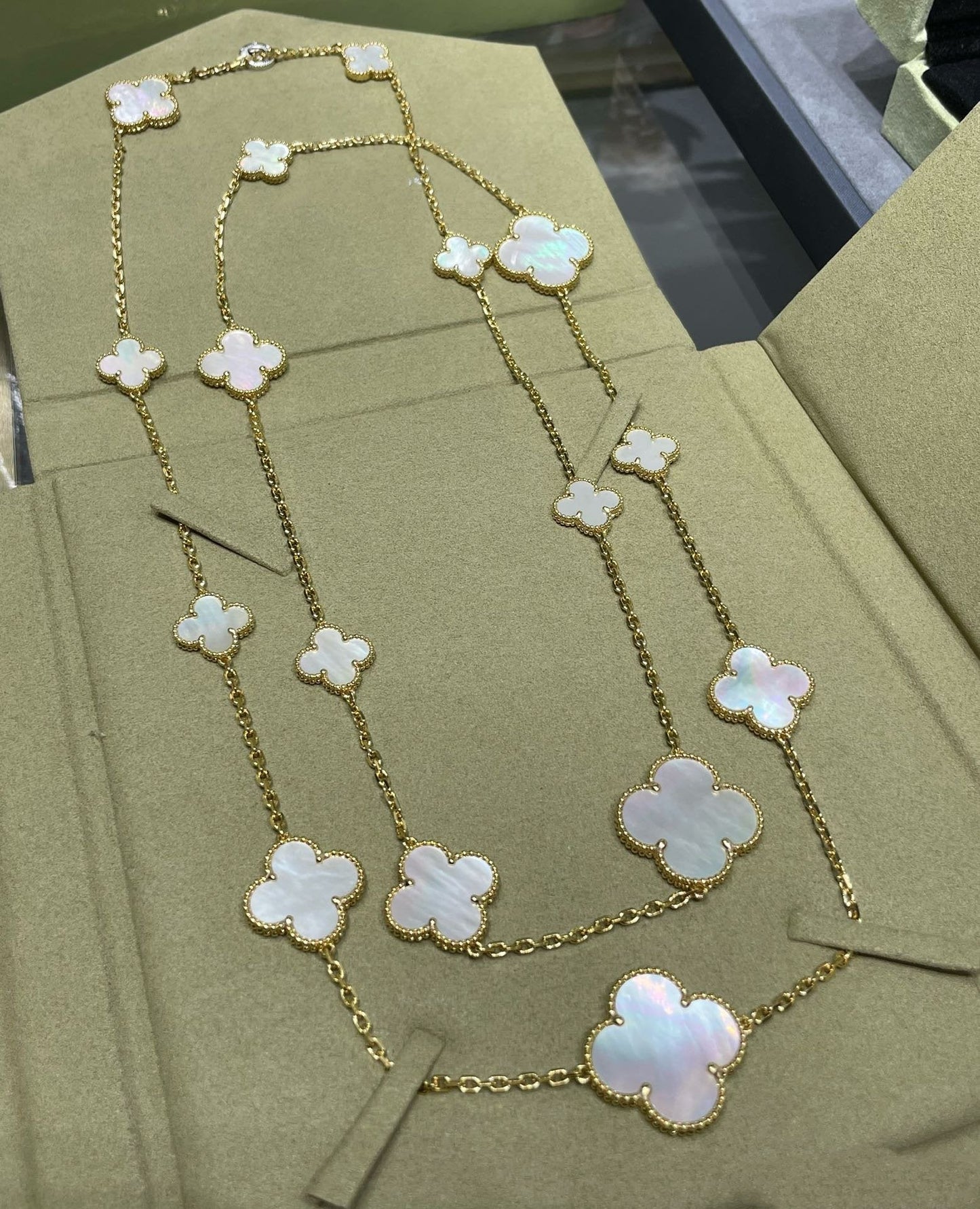 [Luxe Jewels]CLOVER 16 MOTIF WHITE MOP GOLD NECKLACE