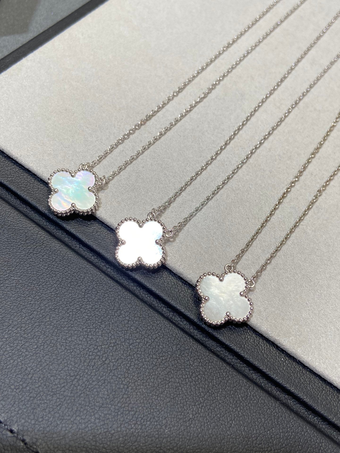 [Luxe Jewels]CLOVER MEDIUM SILVER WHITE MOP NECKLACE