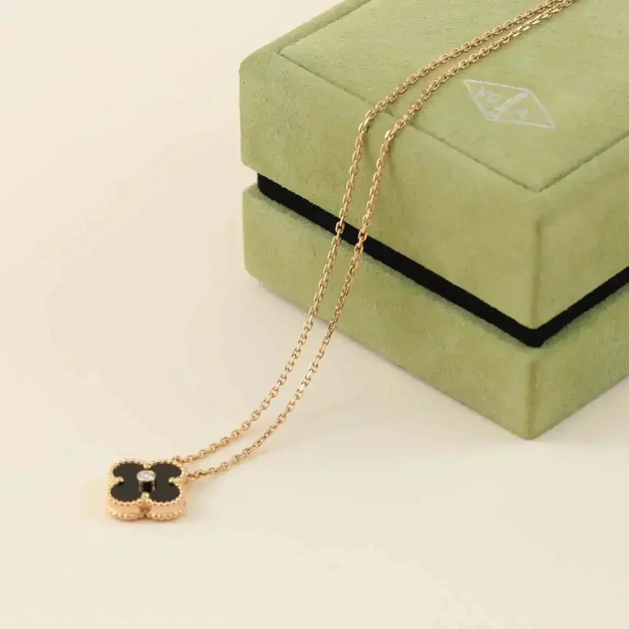 [Luxe Jewels]CLOVER 15MM DIAMOND ONYX NECKLACE