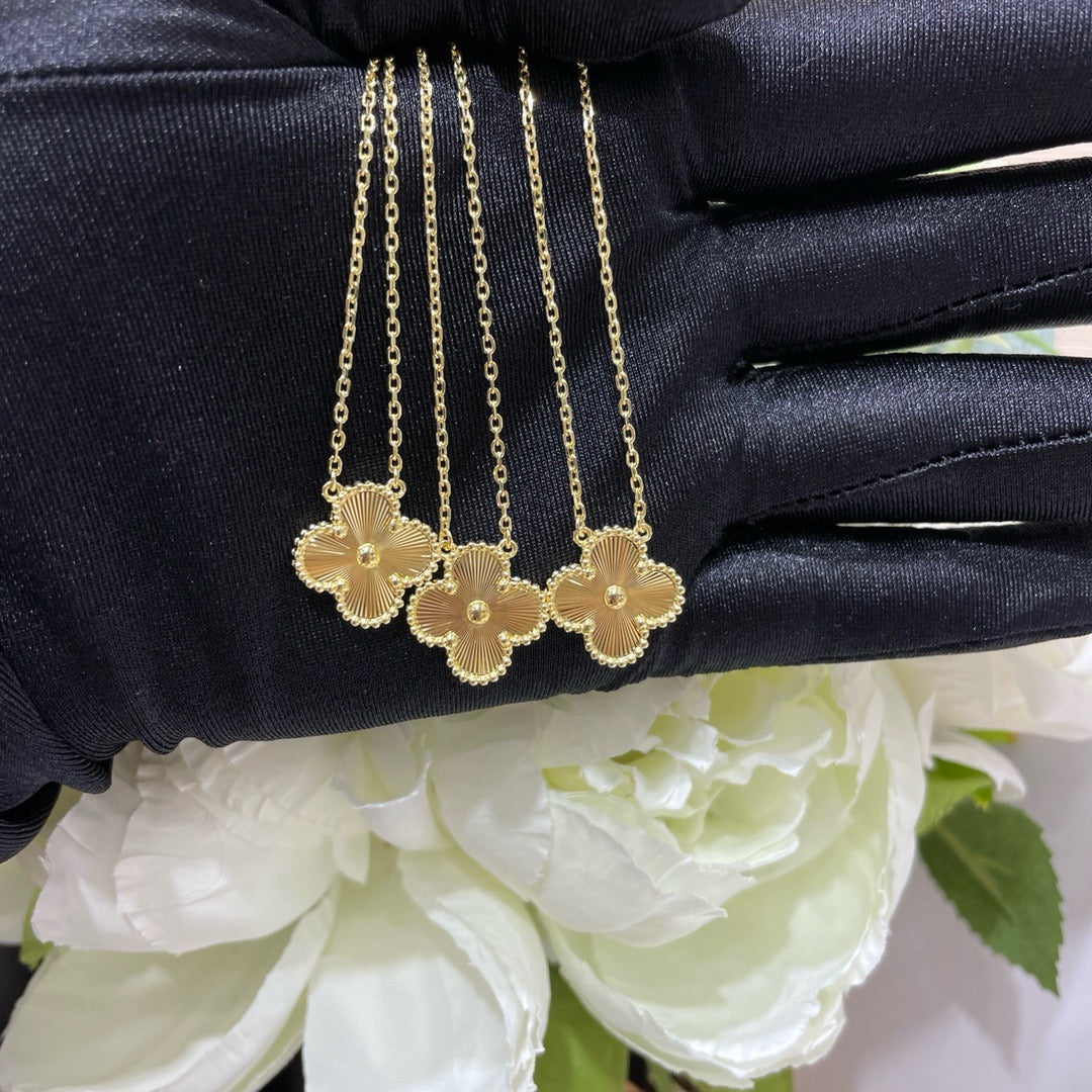 [Luxe Jewels]CLOVER 15MM LASER NECKLACE