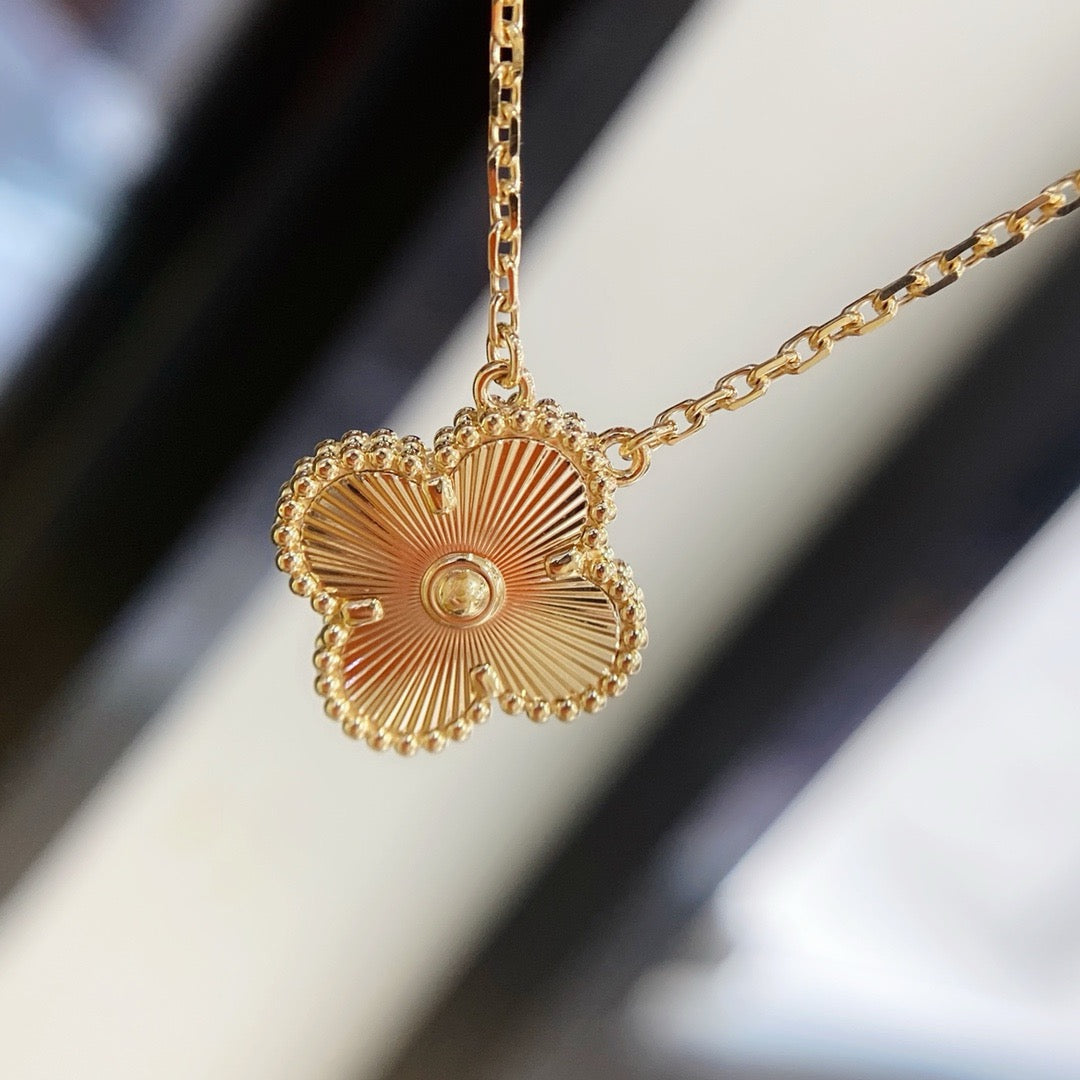 [Luxe Jewels]CLOVER 15MM LASER NECKLACE