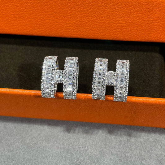 [Luxe Jewels]H STUD EARRINGS WITH SILVER DIAMONDS